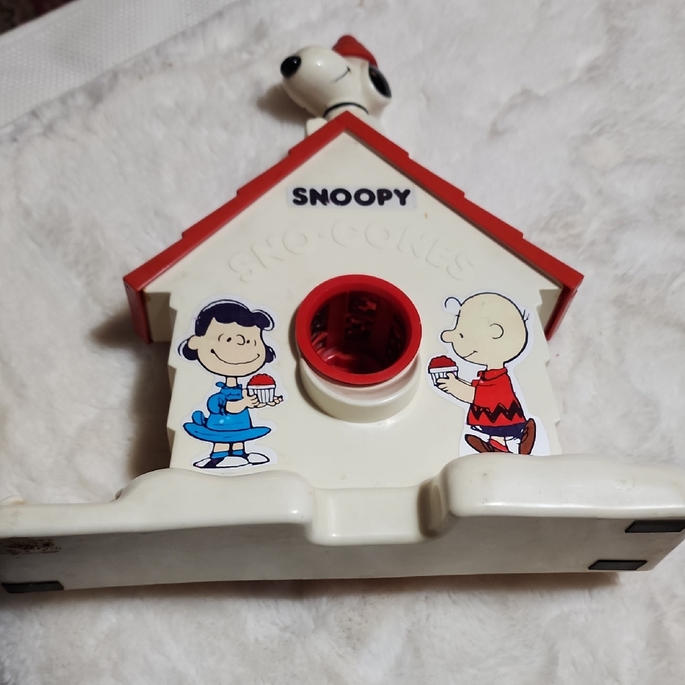 VINTAGE Snoopy Snow Cone Maker. USED Condition.